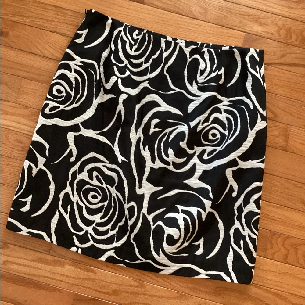 NEVER WORN ANN TAYLOR FLORAL TEXTURED A LINE SKIRT LINED  SIZE 8 - 19” LENGTH